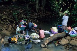 Archipel-des-Comores;-Femmes;-Forêt;-France;-Kaleidos;-Kaleidos-images;-La-parole-à-limage;-Laurent-Abad;-Lessive;-Linge;-Mayotte;-Océan-Indien;-Ruisseau;-Stories-Pictures;-Vie-quotidienne